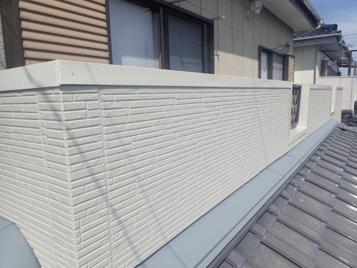 築25年お住まいに外壁張替え工事と笠木板金交換工事を併せて施工