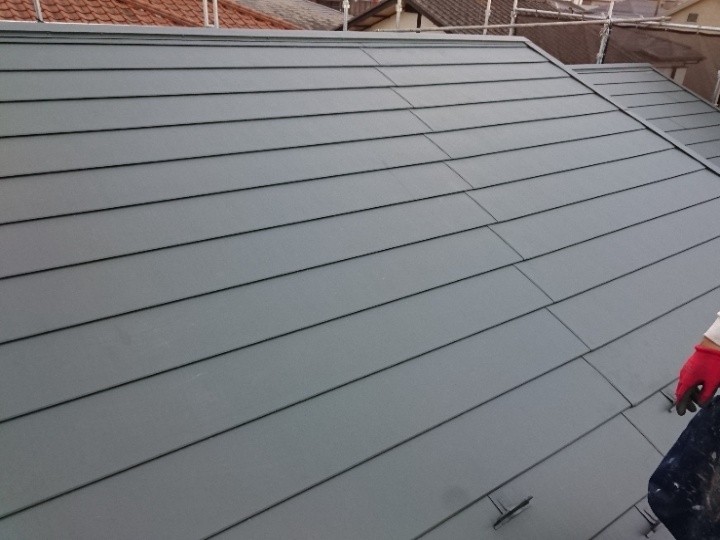 劣化したセメント瓦屋根から平葺きヒランビー屋根へ葺き替え工事して雨漏り防止！