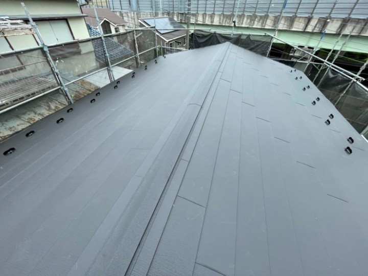 スーパーガルテクトを採用して屋根カバー工事を実施したお住まい