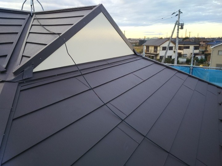 傷んだスレート屋根にスーパーガルテクト（シェイドブラウン色）を採用した屋根カバー工事を施工