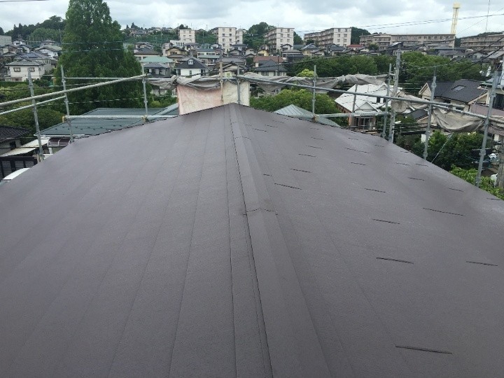 スレート屋根を金属屋根材「スーパーガルテクト」でカバー工事したお住まい