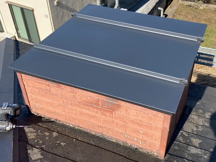 雨漏りした飾り煙突にガルバリウム鋼板スタンビーを利用して補修工事