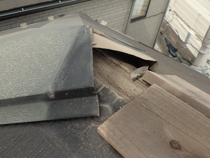 接続部分の板金の外れと内部構造の露出