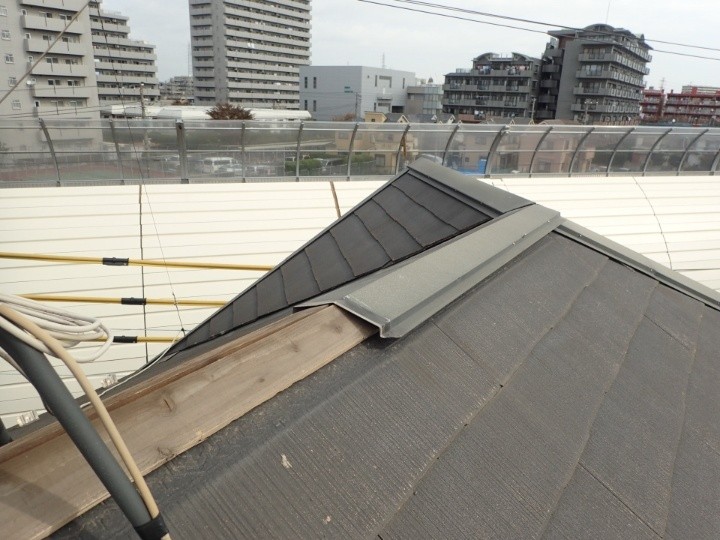 棟板金が外れ貫板が露出している様子