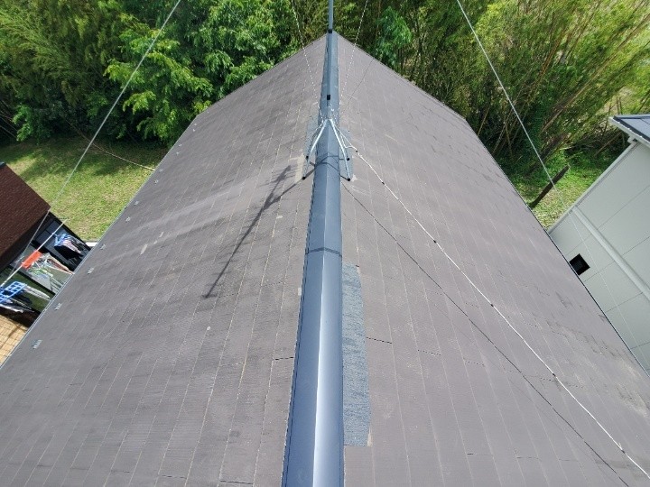 破損したスレート屋根に瓦差し替え工事と棟板金交換工事を施工したお住まい