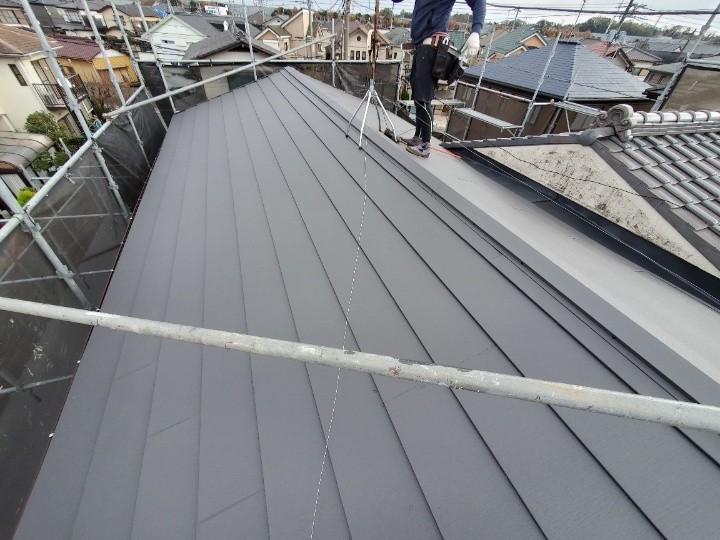 台風被害で棟瓦が崩壊した瓦屋根をスーパーガルテクト屋根へ葺き替え工事