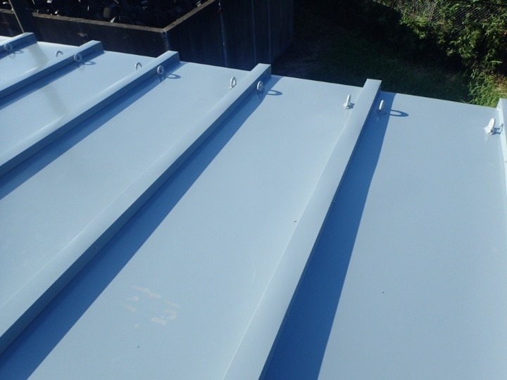 雨漏りしたキュービクル屋根に加工した板金の設置工事を行って改修た