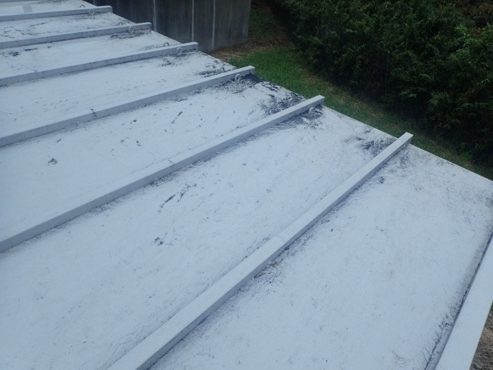 雨漏りしたキュービクル屋根