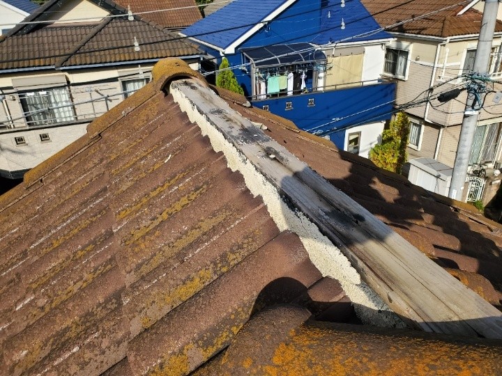 棟内部の劣化した漆喰と下地