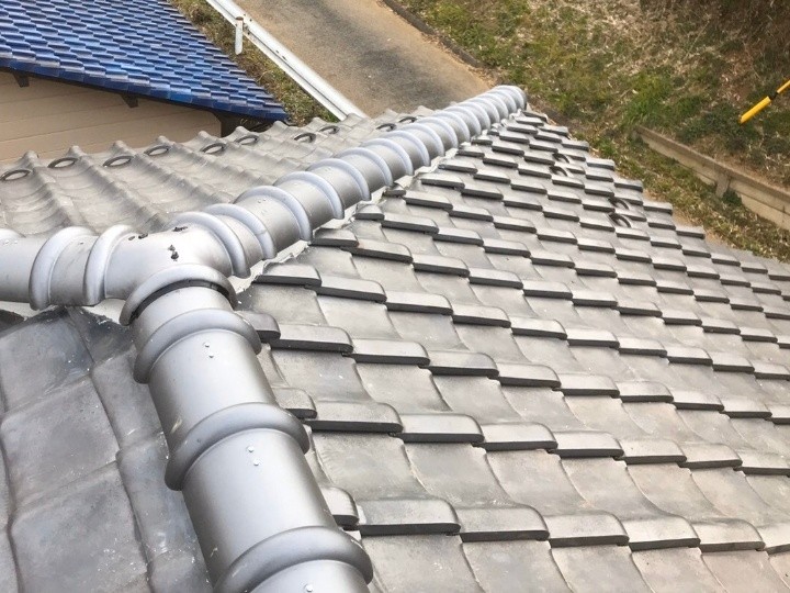 令和元年房総半島台風で損傷した瓦屋根に棟取り直し工事と瓦差し替え工事を同時施工