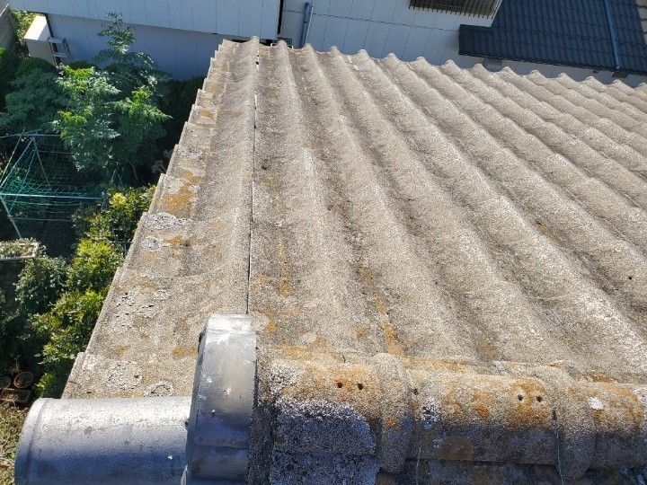 台風被害で損傷したセメント瓦