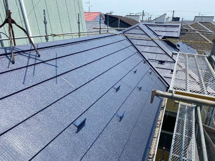 雨漏りした築15年スレート屋根にスーパーガルテクトを使用して屋根カバー工事