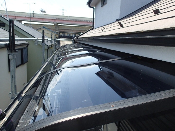 台風被害で損傷したベランダのポリカーボネート屋根を新しく張り替え工事