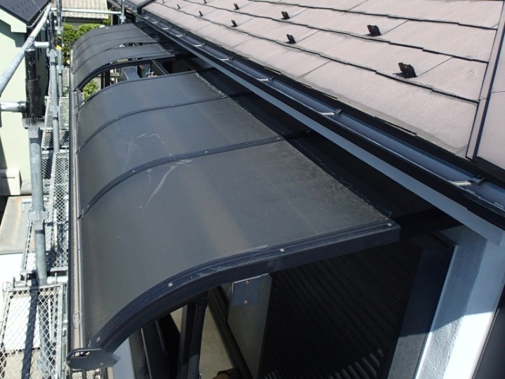 台風被害で損傷したベランダのポリカーボネート屋根