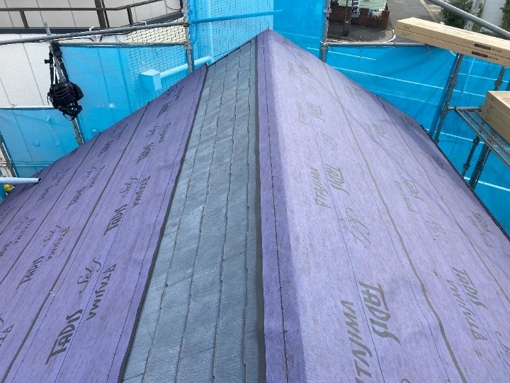 防水紙（粘着式ルーフィング）の敷設