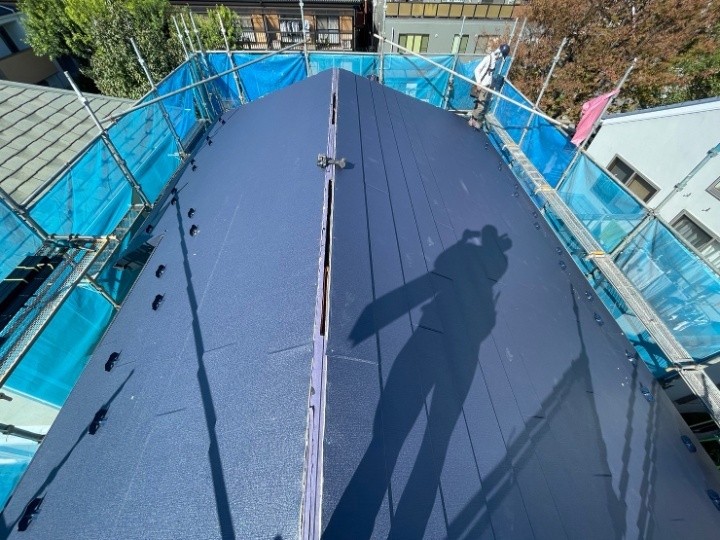 スーパーガルテクト本体の葺き作業