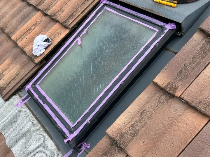 新しいシール材の充填と均し作業