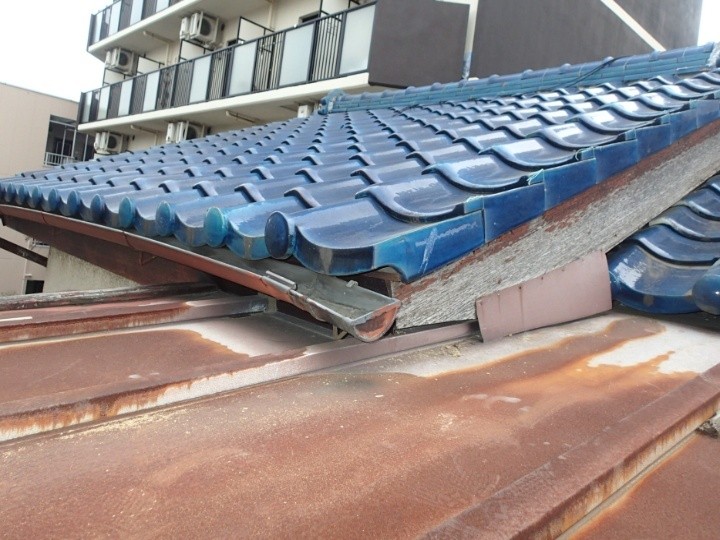 軒先の金属が大きく変形