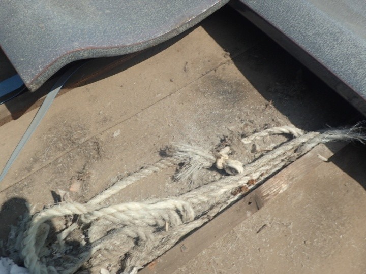 露出した下地に残る廃材と劣化した防水紙