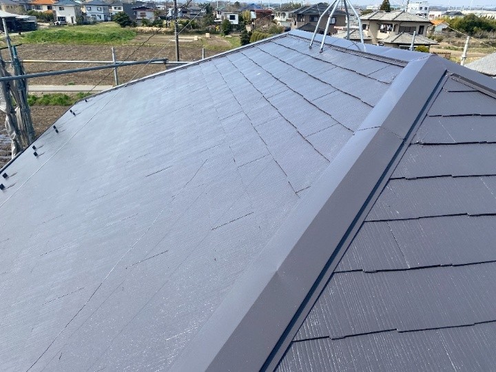 スレート屋根に「サーモアイSiで屋根塗装工事＋棟板金交換工事」を同時施工して苔対策と遮熱性アップ