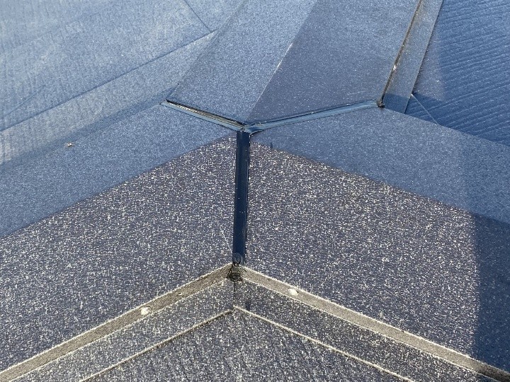 棟板金の繋ぎ目（三棟）にコーキング処理で防水性を強化