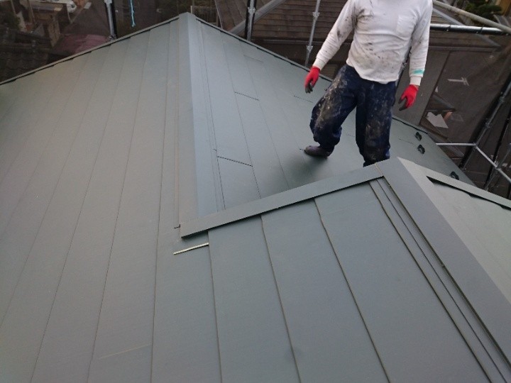 セメント瓦屋根から平葺きヒランビー屋根へ葺き替え工事したお住まい