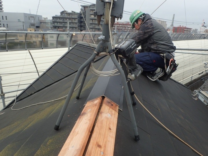 棟板金の設置作業