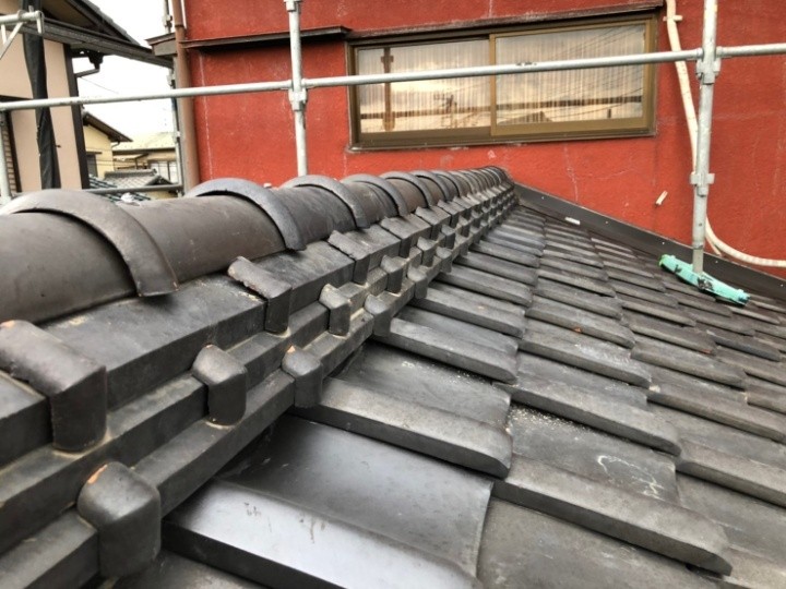 棟が損傷した瓦屋根に棟取り直し工事を施工