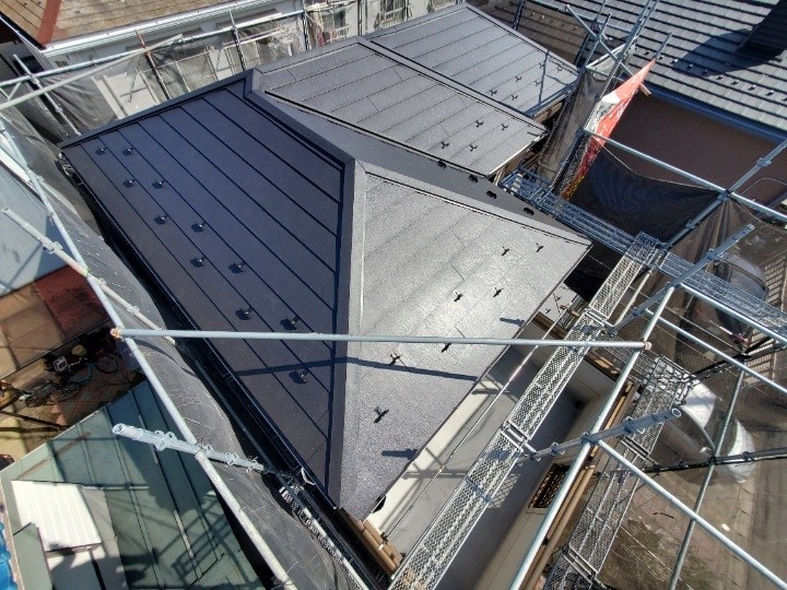 スーパーガルテクト（Ｓシェイドブラック）を採用した屋根葺き替え工事