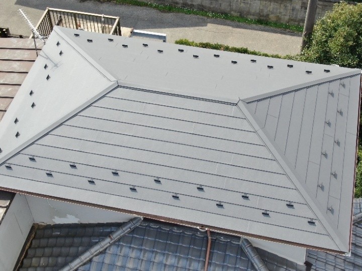 雨漏りした瓦屋根にスーパーガルテクトを用いた屋根葺き替え工事を実施