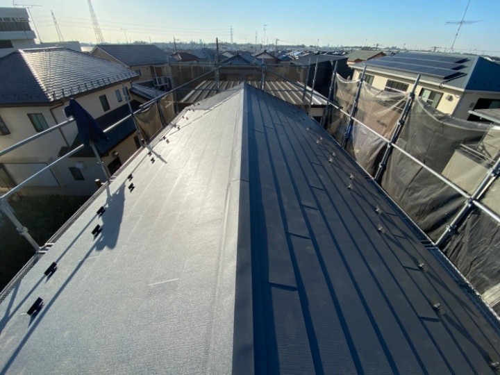 瓦屋根にスーパーガルテクトを採用した屋根葺き替え工事したお住まい