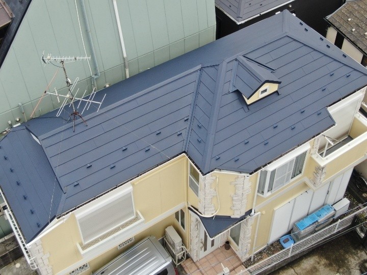 築15年スレート屋根にスーパーガルテクトを使用して屋根カバー工事したお住まい