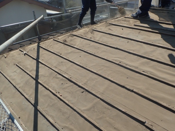 既存瓦の撤去と清掃作業