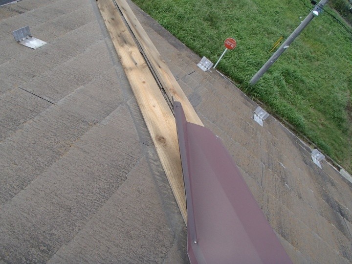 剥がれた棟板金と露出した貫板の確認