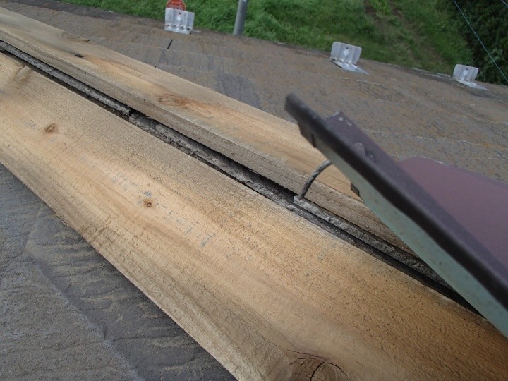 貫板の隙間と固定状況の確認