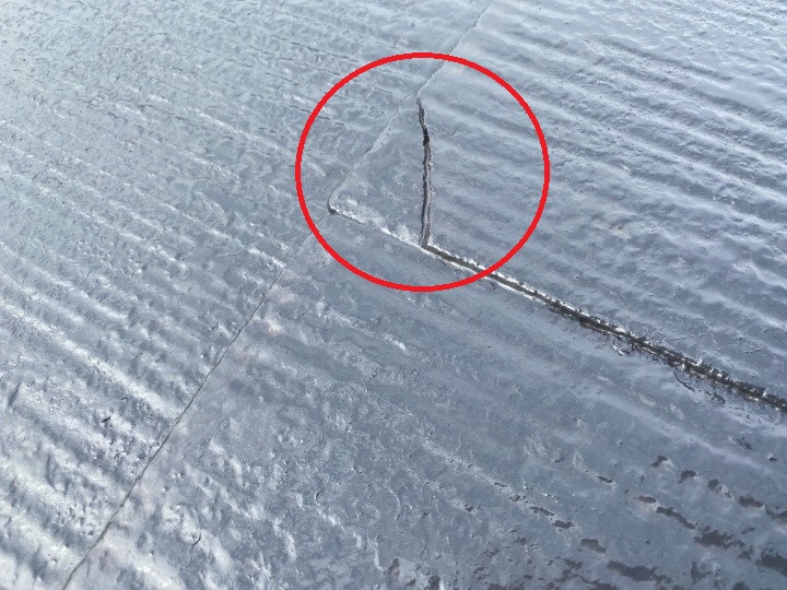 スレートの大きな割れと沈み込みを確認
