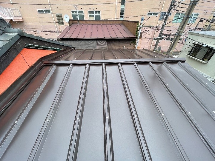 カバールーフ455を採用した屋根カバー工事により、雨漏り対策を施したお住まい