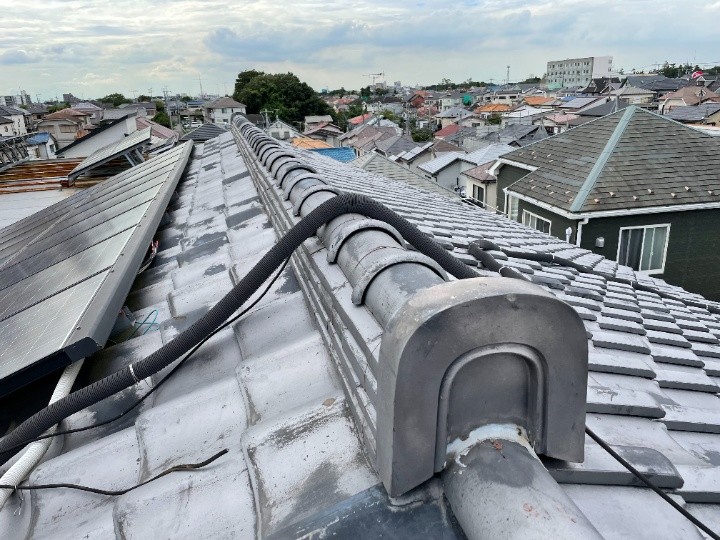 瓦屋根の棟全体を確認
