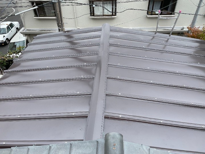 瓦棒葺き屋根へカバールーフ455を採用した屋根カバー工事を実施