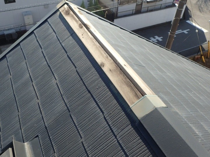 棟板金が外れ、貫板が露出した屋根頂部