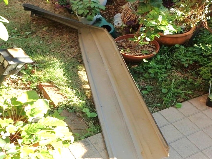 庭先に落下していた棟板金の状態確認