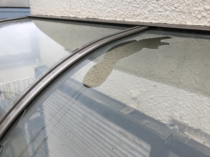 大きく欠けた開口があり雨仕舞いの不安が大きい状態