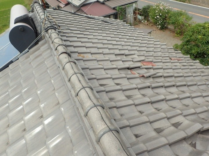 損傷した瓦屋根に