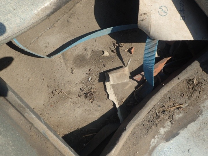 防水紙の劣化と雨水浸入跡