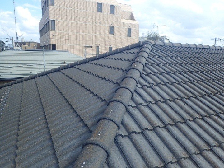 破損した棟瓦に取り直し工事を施工したアパートの瓦屋根