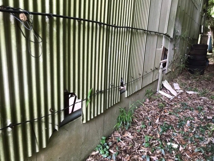 倉庫（外壁）の破損状況