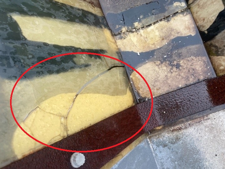 明り取りの割れを確認