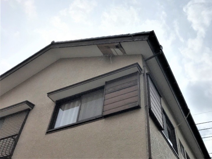 軒天が剥がれたお住まい
