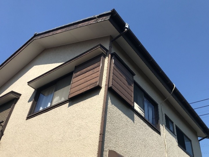 軒天の剥がれを「部分張り替え＋増し貼り補強」で修繕工事