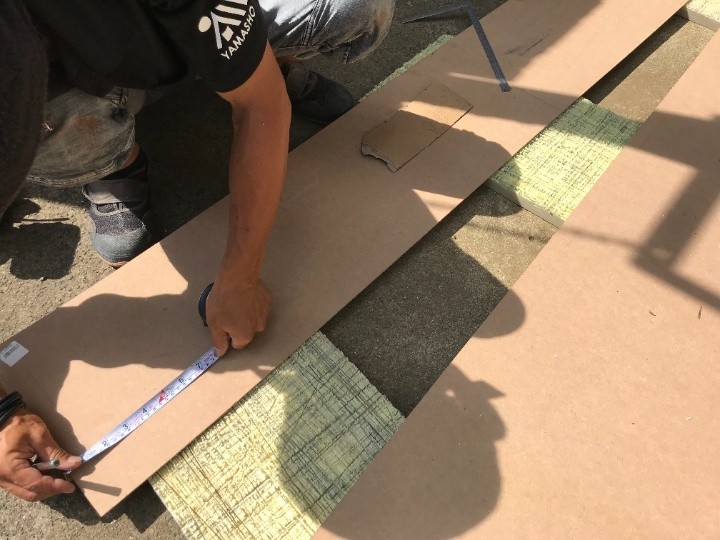 軒天材の採寸とカットで現場寸法に合わせる